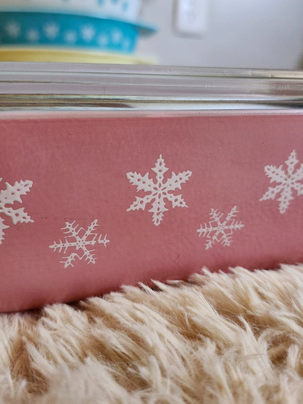 Pyrex jaj pink snowflake with lid
